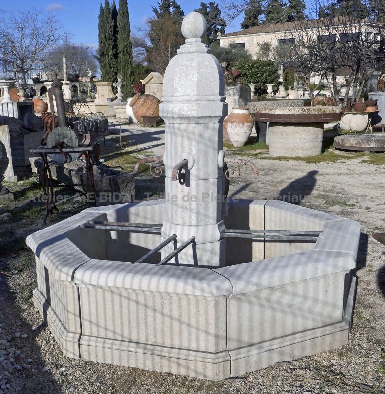 Large natural stone fountain from Provence - Fountain by Alain BIDAL stone cutting atelier (Provence)
