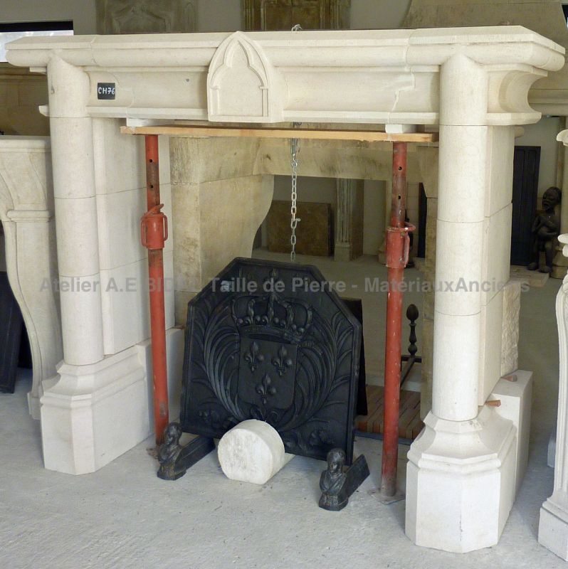 Magnifique cheminée de style néogothique, milieu du 18ème siècle - Atelier Alain BIDAL (Provence)