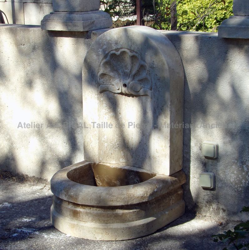 Fontaine de jardin en pierre au charme provençal - Atelier Alain BIDAL (Provence)