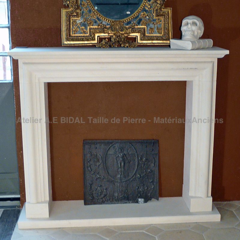 Provence mantelpiece in stone for those passionated by traditional fireplaces - Atelier Alain BIDAL (Provence)