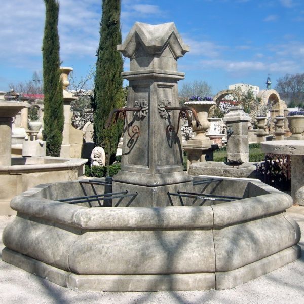 Imposante fontaine gothique en pierre non-gélive par l'atelier de taille de pierre Bidal de Provence.