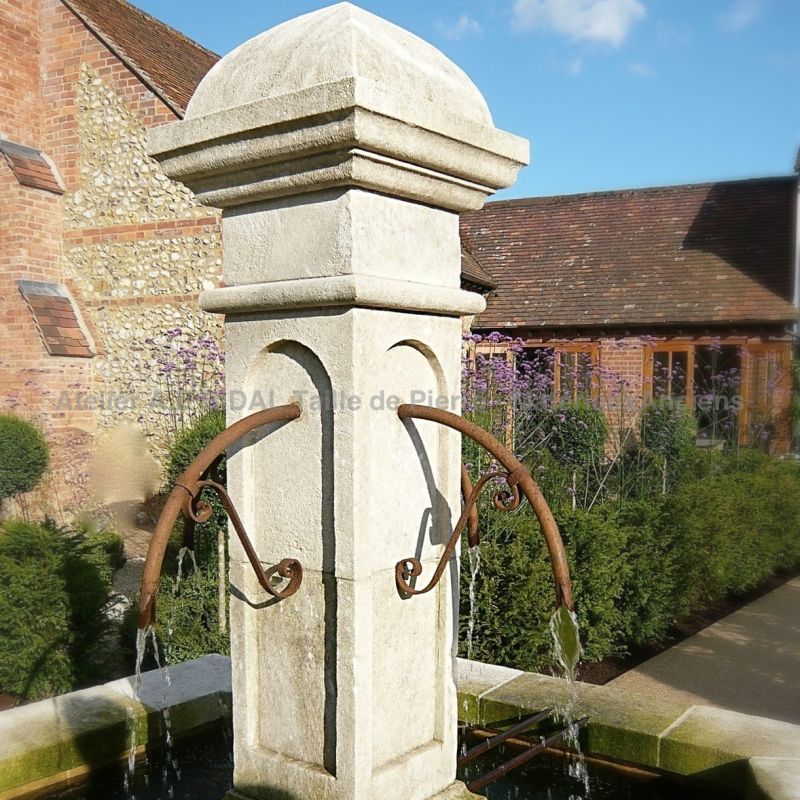 Colonne centrale en pierre naturelle sculptée à la main sur notre large fontaine centrale en vente chez Atelier Alain BIDAL - Provence