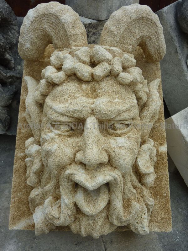 Masque en pierre de Provence patinée : Tête de diable