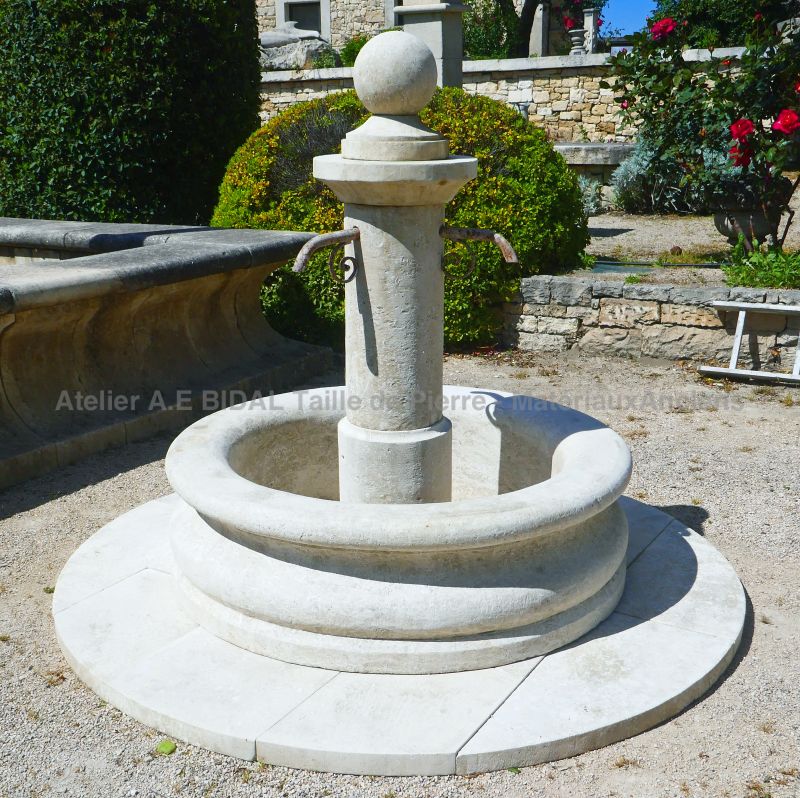 Stone garden fountain : a beautiful round fountain by the artisan stone-cutter Alain BIDAL - Provence