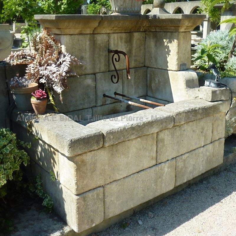 Fontaine rustique, une fontaine de jardin qui conviendra à tous types d'extérieurs.