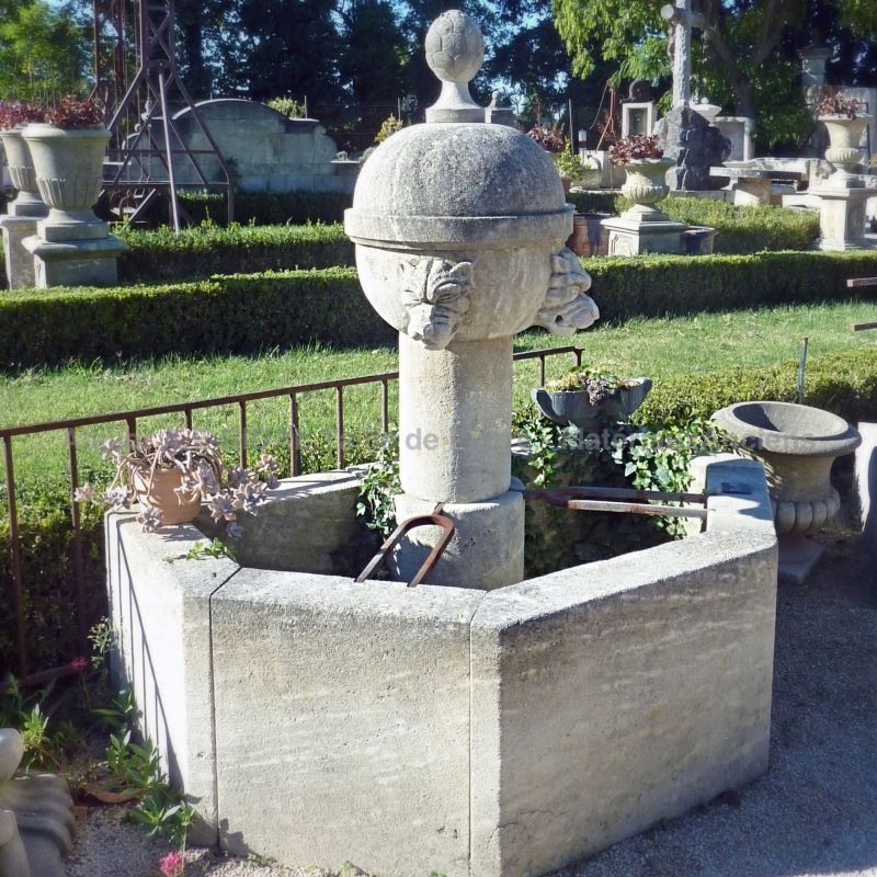 Fontaine en pierre de Provence de style gothique | Fontaine rustique en pierre de taille