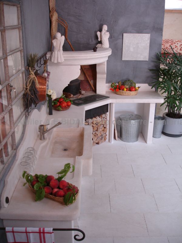 Hand-crafted kitchen in carved natural limestone : home furniture by the stone cutter Alain BIDAL, Provence