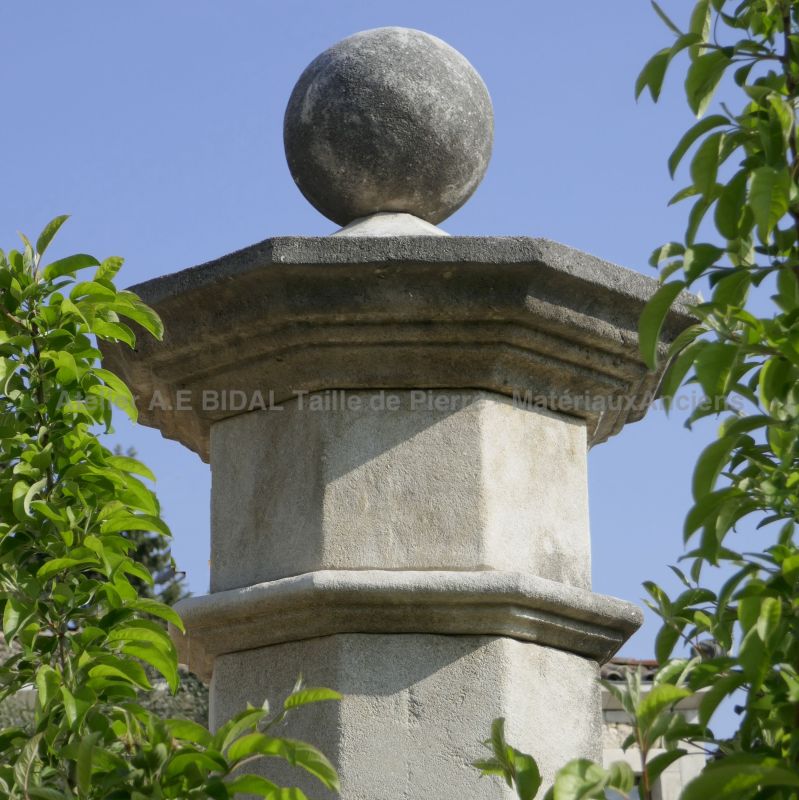 Chapiteau de pilier de forme octogonale orné d'une boule en pierre - Atelier Alain BIDAL, Provence.
