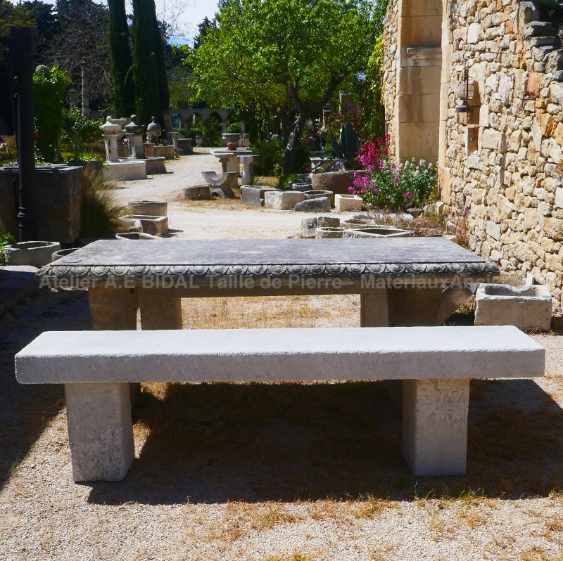 Atelier Alain BIDAL : large choix de bancs de jardin en pierre naturelle à prix abordables