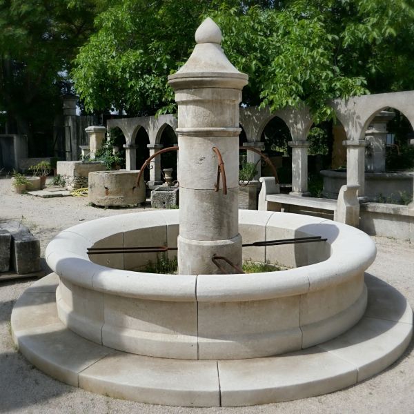 Fontaine centrale très large en pierre d'Avy du tailleur de pierre provençal Alain BIDAL.