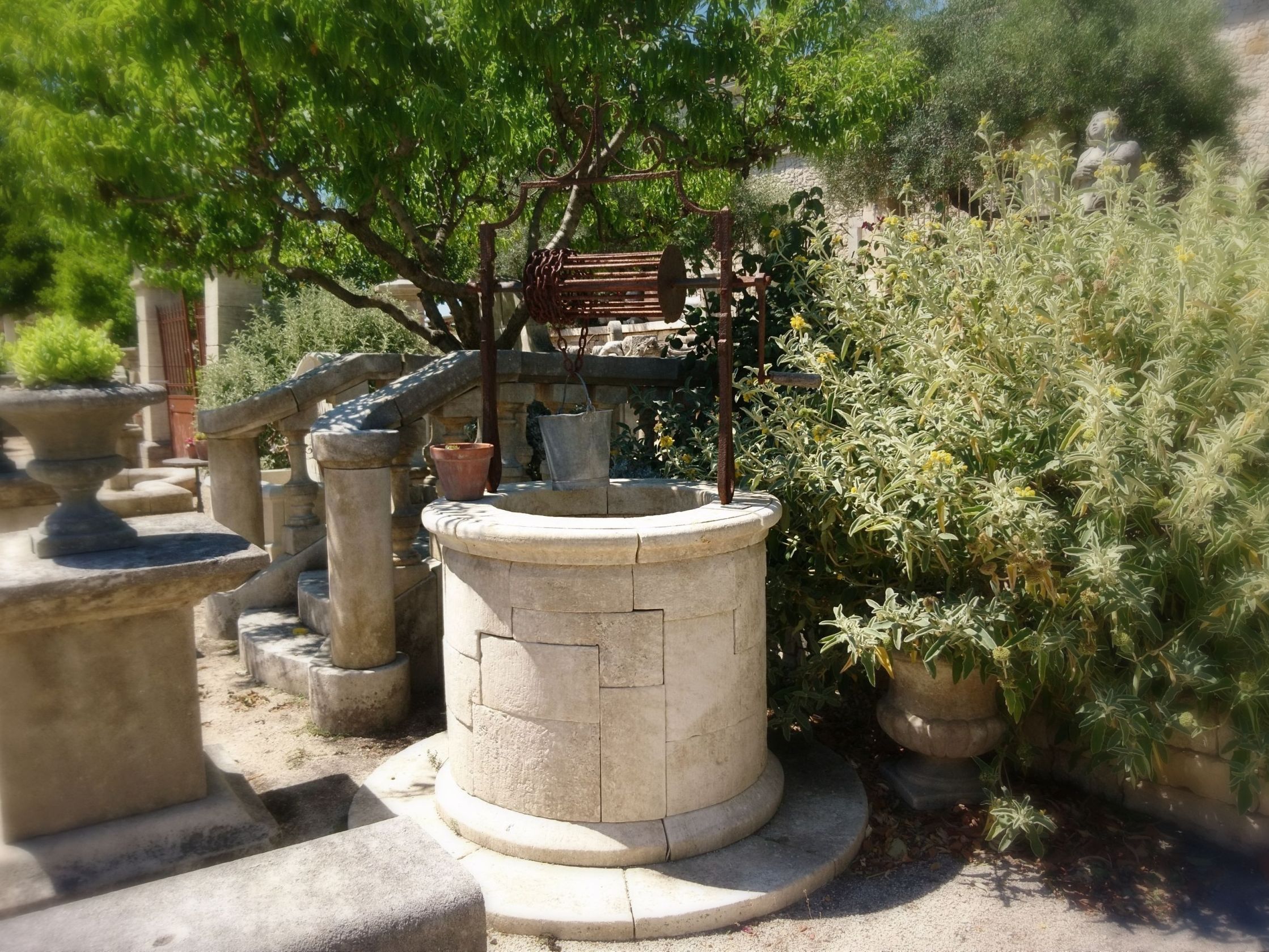 Here is a beautiful natural stone well made by Alain Bidal in his Atelier in Isle-sur-la-Sorgue.