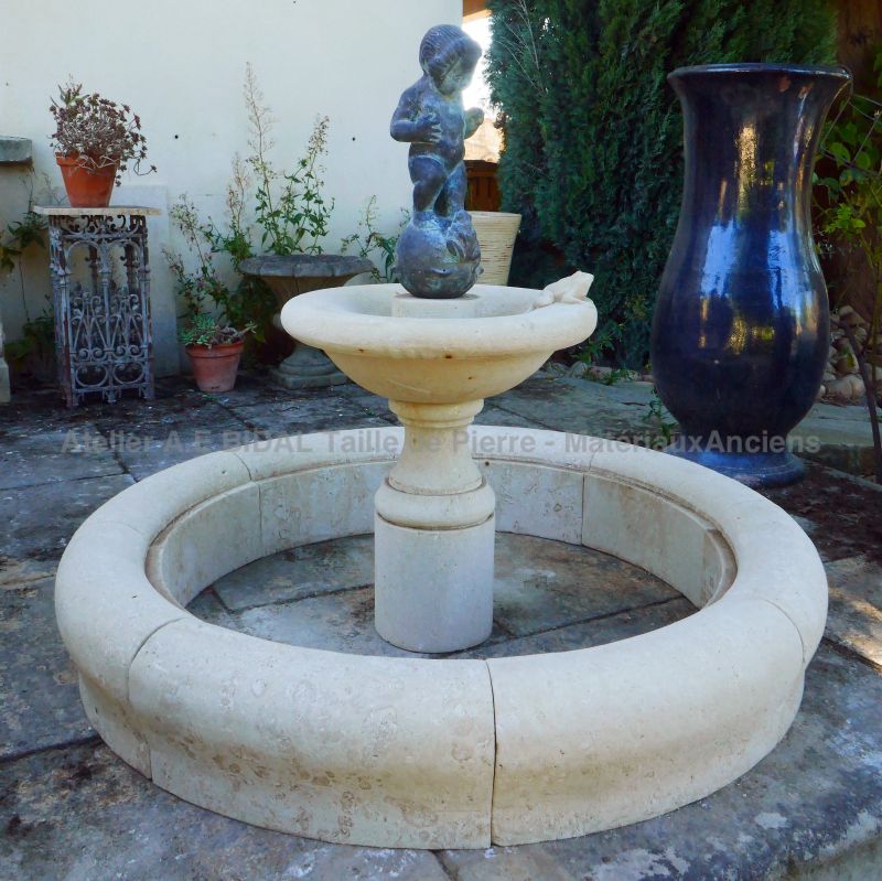 Fountain with putto : small round basin with central decorated with an overflowing bowl and a putto with frogs