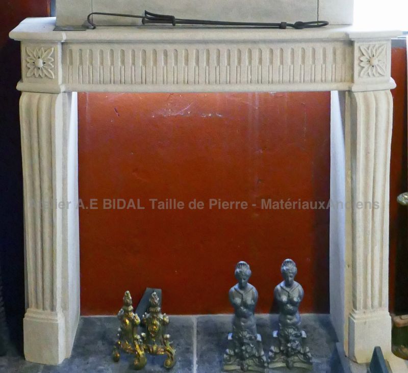 Belle cheminée de pierre Louis XVI - modèle de cheminée inspiré du 18ème siècle - Atelier Alain BIDAL (Provence)