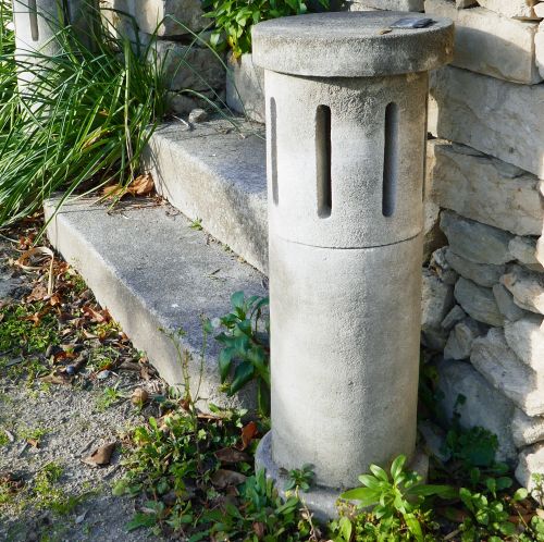 Objet de déco en pierre pour donner de la personnalité à votre extérieur.