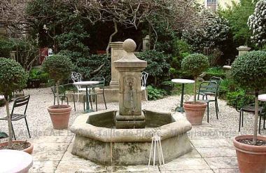 Réalisation de fontaine en pierre de Provence par un tailleur de pierre réputé.