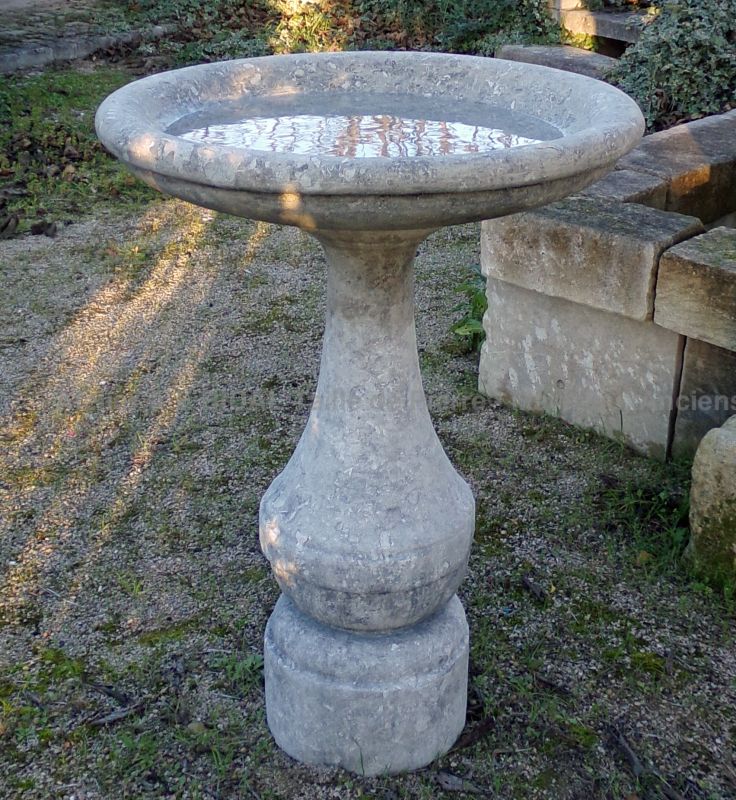 Décoration en pierre : vasque sur pied balustre - Un élégant bain à oiseaux de l'Atelier Alain BIDAL