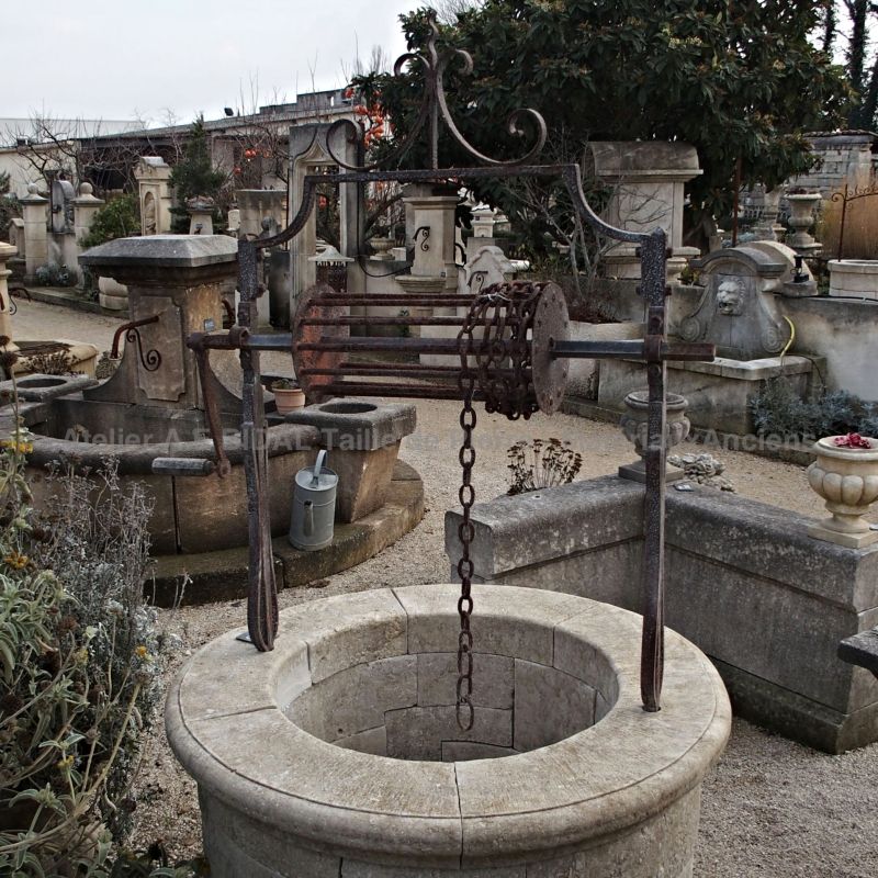 Puits en pierre naturelle et ferraille.