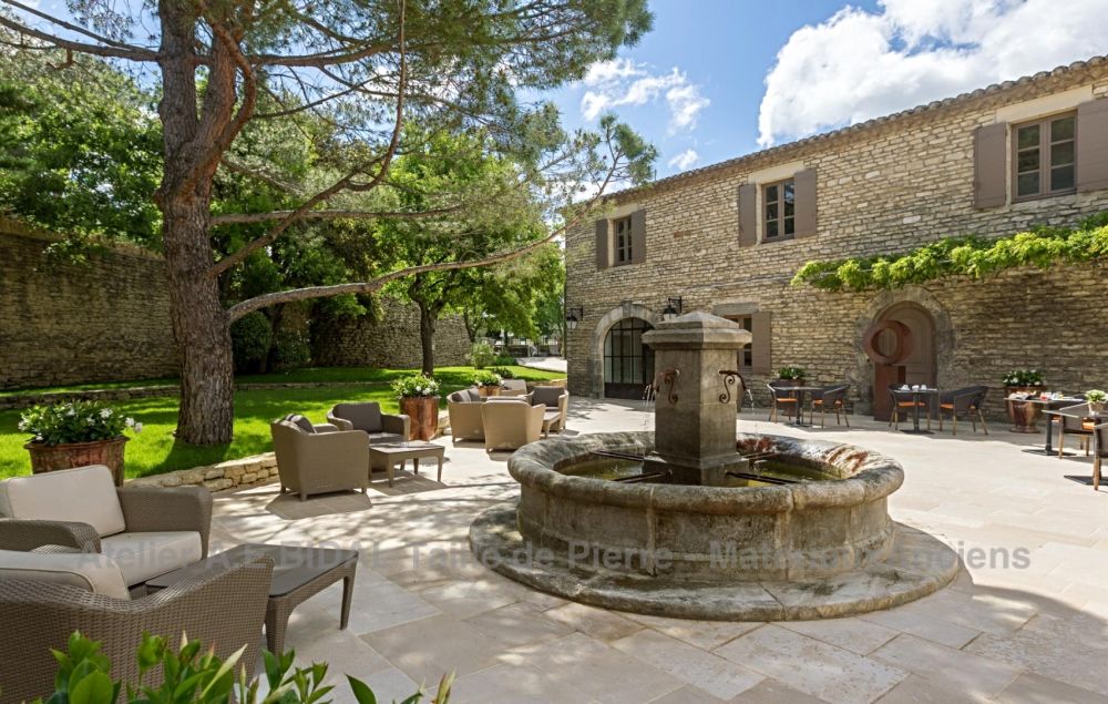 Fontaine provençale en pierre | Fontaine centrale en pierre de taille | Confection sur mesure de fontaines centrales en pierre naturelle.