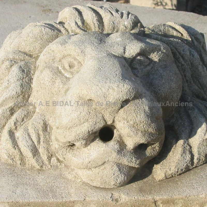A lion as a decorative element for the garden - Stone sculpture by the Atelier Alain Bidal, Provence