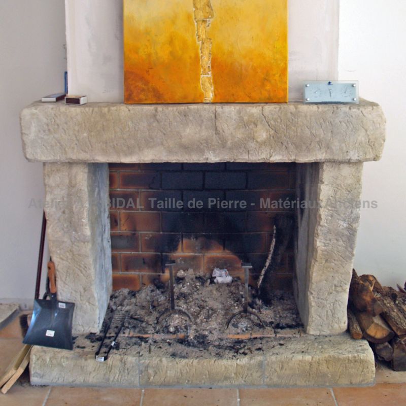 Classic fireplace in a rustic style for home design - Atelier Alain BIDAL (Provence)