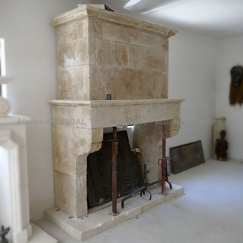 One of the kind crafted work by the stonemason of Provence Alain BIDAL : an old-fashioned fireplace full of charm.