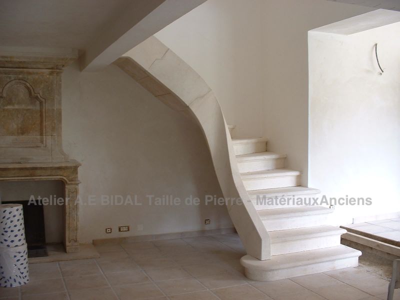 Escalier d'intérieur en pierre - Création signée alain Bidal