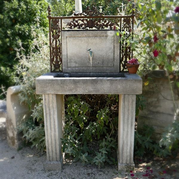 Magnifique évier en pierre de jardin - Aménagement d'une cuisine extérieure en pierre de taille.