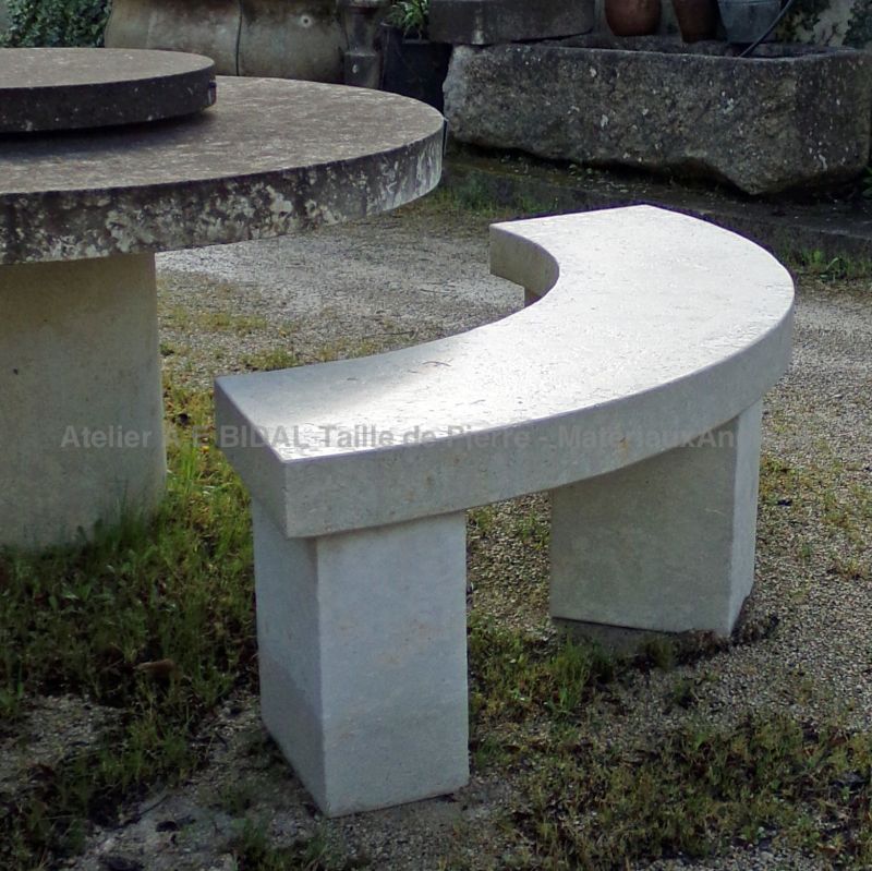 Mobilier de jardin durable : long banc en pierre de fabrication artisanale (Atelier Alain BIDAL - Provence)