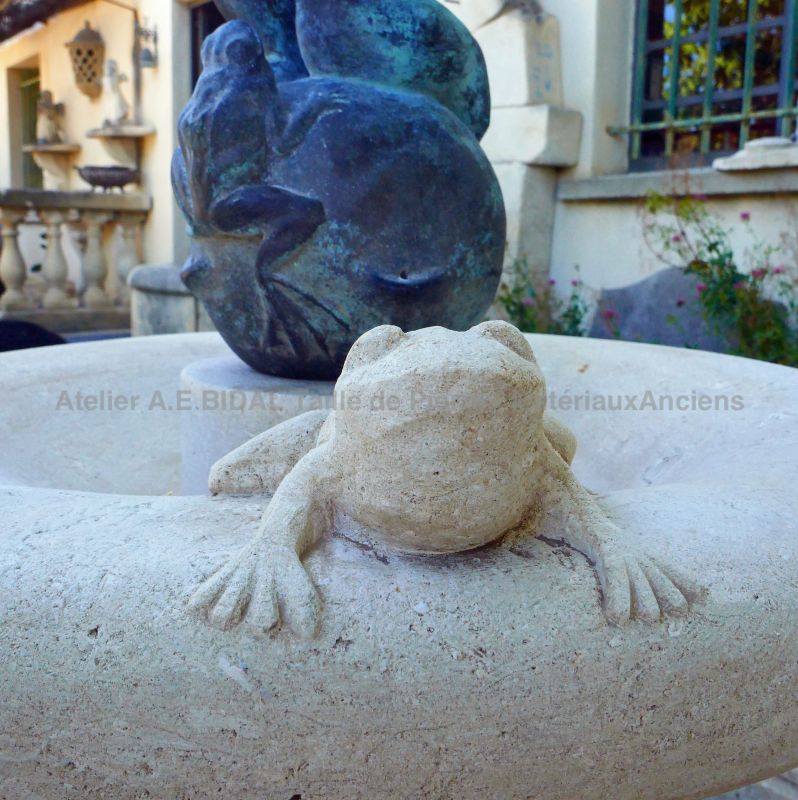 Hand-sculpted frog in limestone : central garden fountain for sale at Atelier Alain BIDAL (Provence)