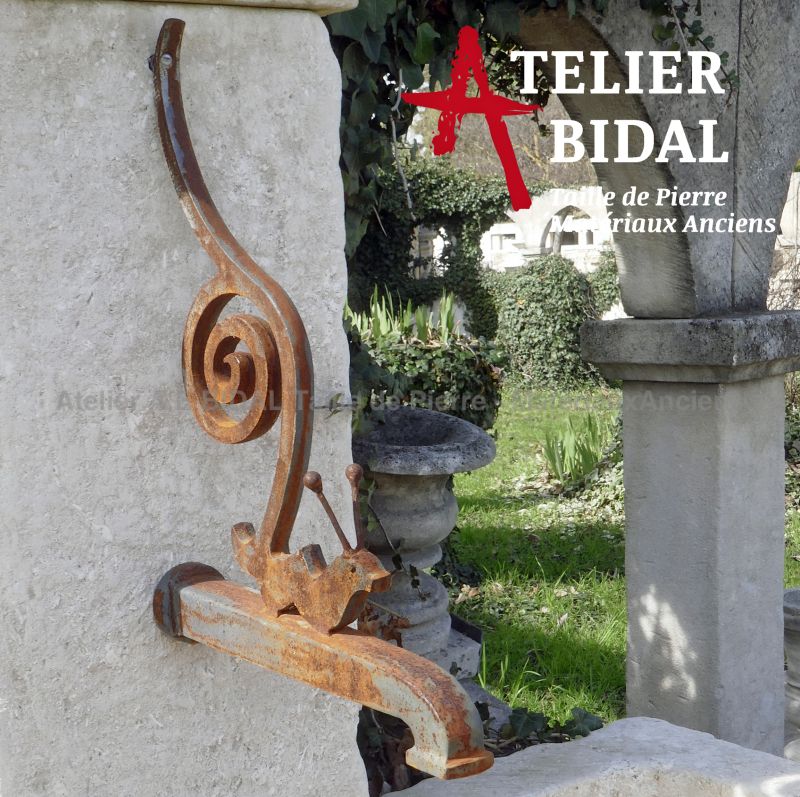 Sortie d'eau originale en fonte pour fontaine de jardin en pierre - Atelier Alain BIDAL (Provence)