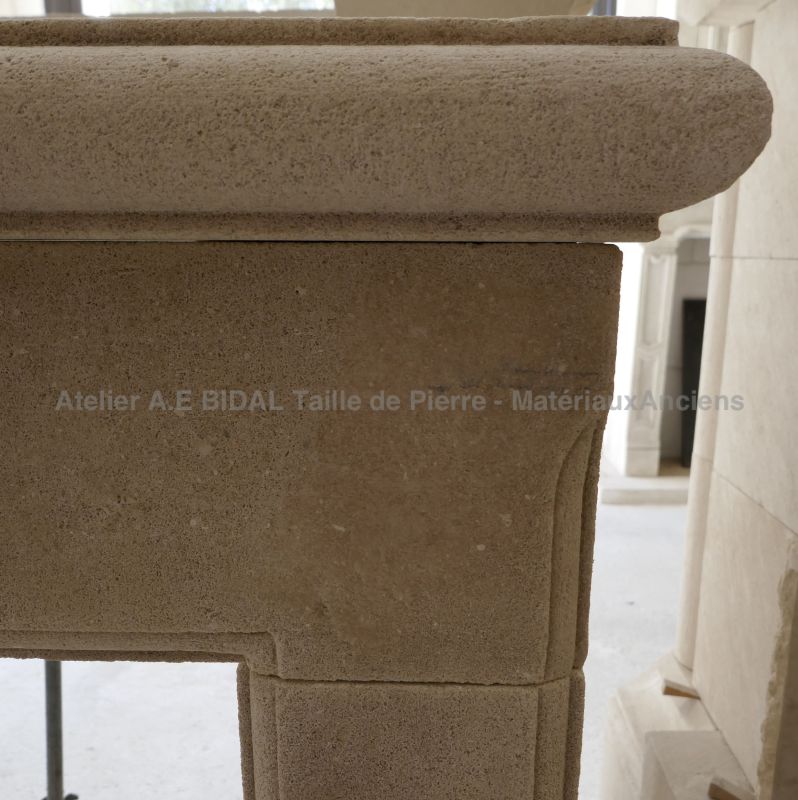 Charming fireplace of Provence in limestone - Atelier Alain BIDAL (Provence)
