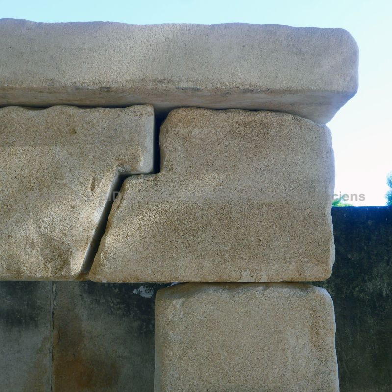 Rustic-looking fireplace from Provence hand-crafted in limestone - Atelier Alain BIDAL (Provence)