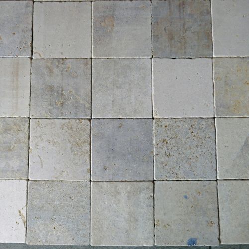 Dallage Massangis Beige clair vieilli en dallettes de 20x20cm pour extérieur ou intérieur par le tailleur de pierre Alain BIDAL