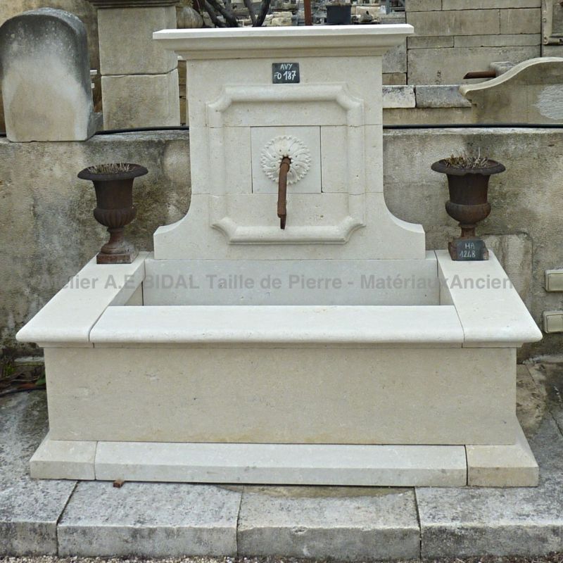 Fontaine murale pour jardin taillée en pierre blanche de Charente-Maritime : la pierre d'Avy.