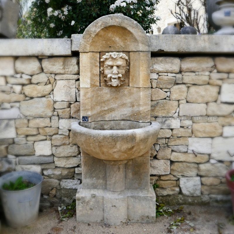 Fontaine de jardin murale en pierre naturelle d'Estaillades - Atelier Alain BIDAL (Provence).
