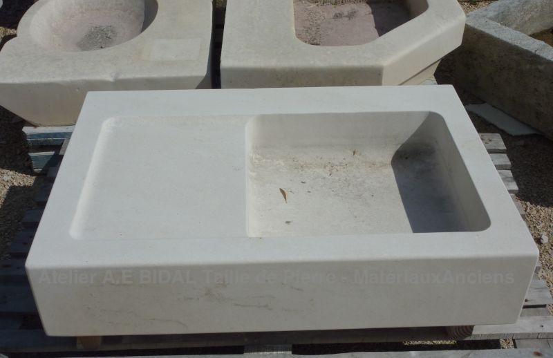 Elegant kitchen sink carved in white limestone - Atelier Alain BIDAL ( Provence)