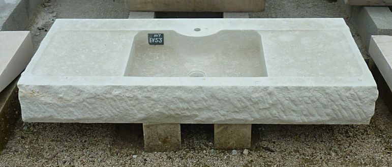Bel évier en pierre calcaire : la pierre naturelle d'Avy - Atelier Alain BIDAL ( Provence)