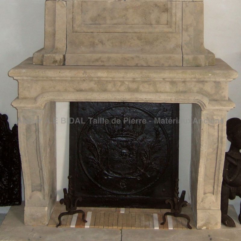 Elegant Louis XIII mantelpiece in carved limestone - Atelier Alain BIDAL (Provence)