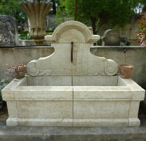 Large fontaine de jardin de style provençal de confection artisanale et française.