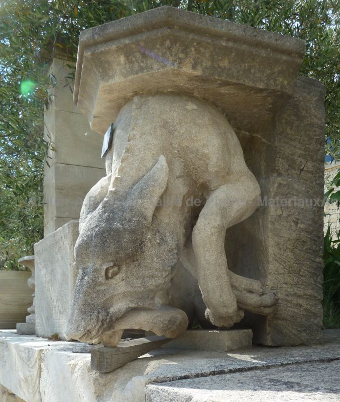 Sculpture : chien se mordant la queue en pierre de Provence patinée