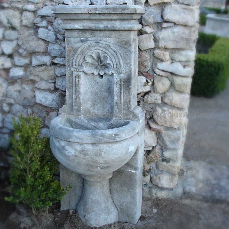 Fountain in carved limestone - a water fountain ins tone carved by the atelier Alain BIDAL (Provence)