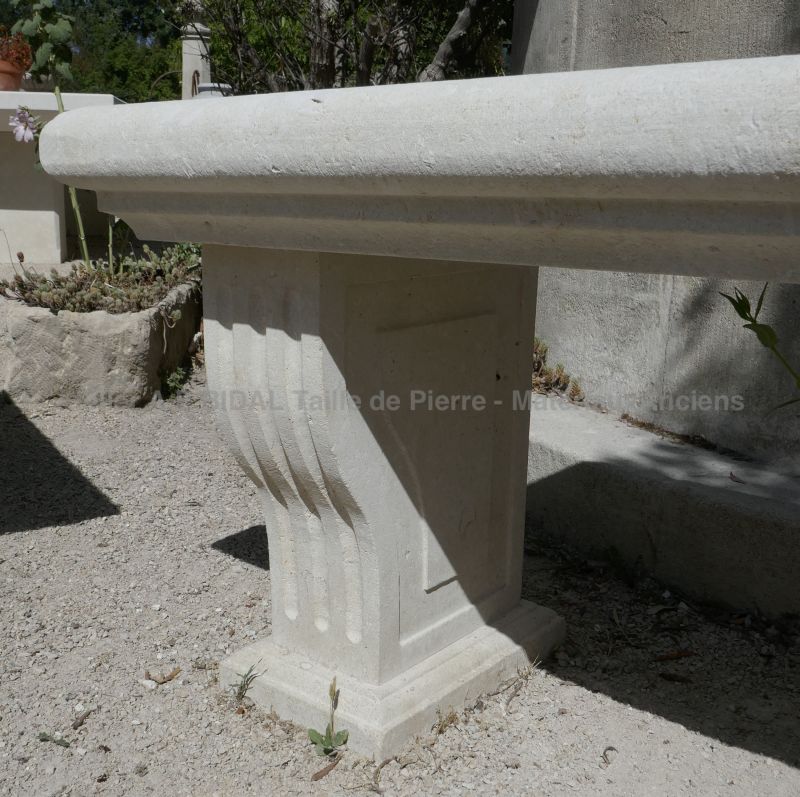 Banc de jardin en pierre blanche en vente chez Atelier de taille de pierre Alain BIDAL en Provence.