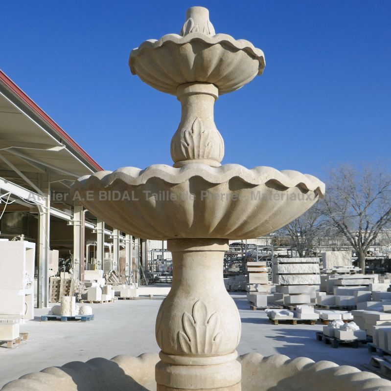 Le spécialiste en Provence de la taille de pierre vous présente cette fontaine centrale à vasques : Atelier Alain BIDAL