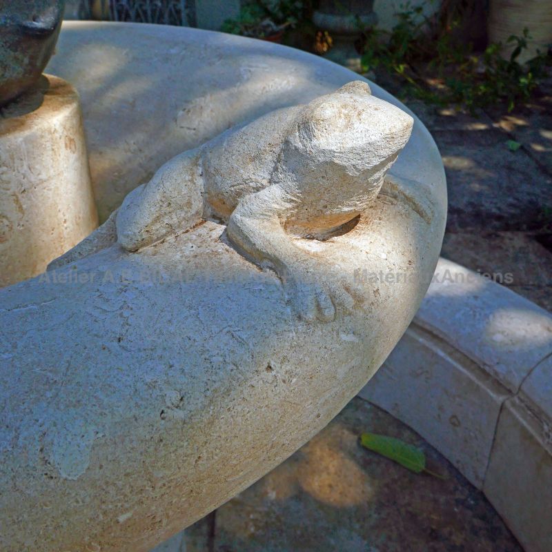 Small round stone basin with sculpted frog and terracotta putto : Atelier Alain BIDAL (Provence)
