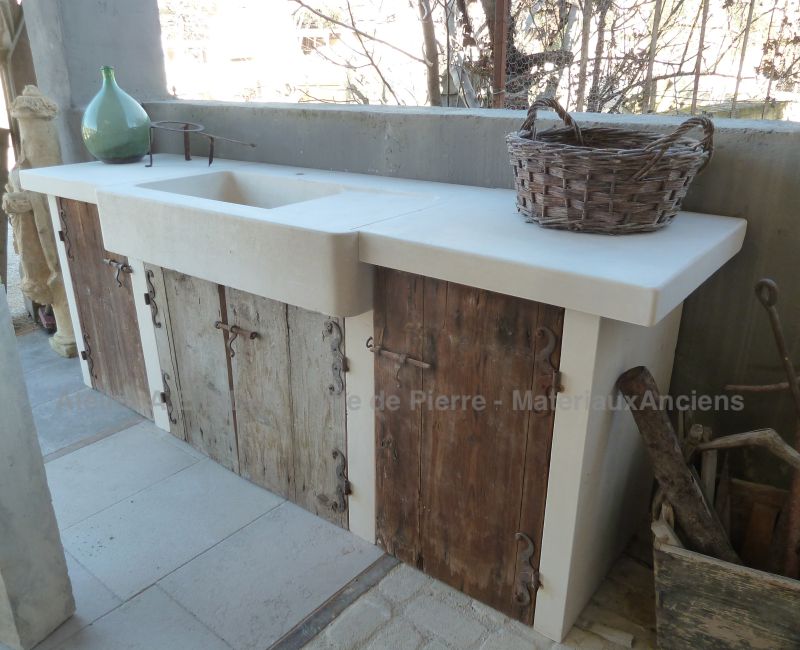 Kitchen in stone carved by the artisan stonemason Alain BIDAL in Provence