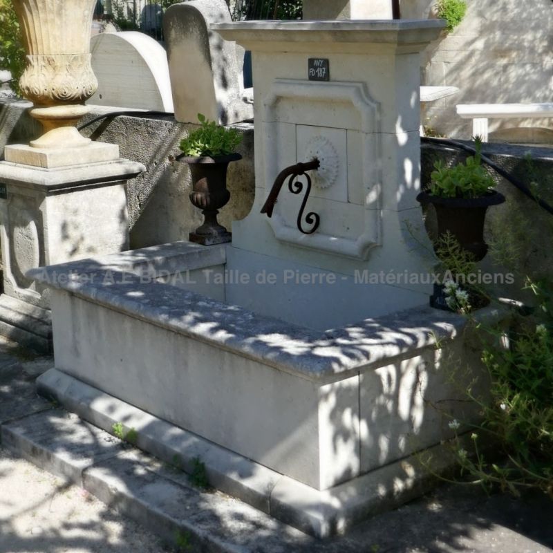 Fontaine provençale en pierre de type murale - Taille de pierre artisanale dans de la pierre naturelle d'Avy.