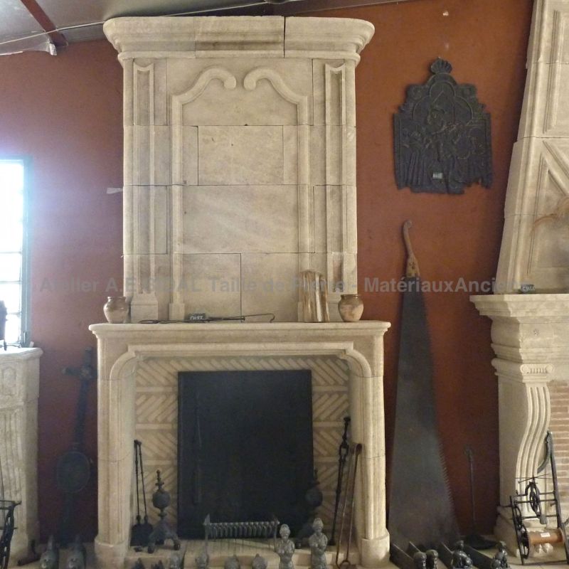 Cheminée en pierre du Vaucluse - une belle création signée Atelier Alain BIDAL (Provence)