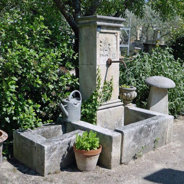 Fontaine de jardin de style rustique en pierre naturelle - tailleur de pierre Alain Bidal