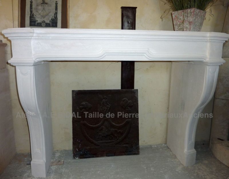 Louis XIV classic mantelpiece carved in the natural stone of Estaillades - Atelier Alain BIDAL (Provence)