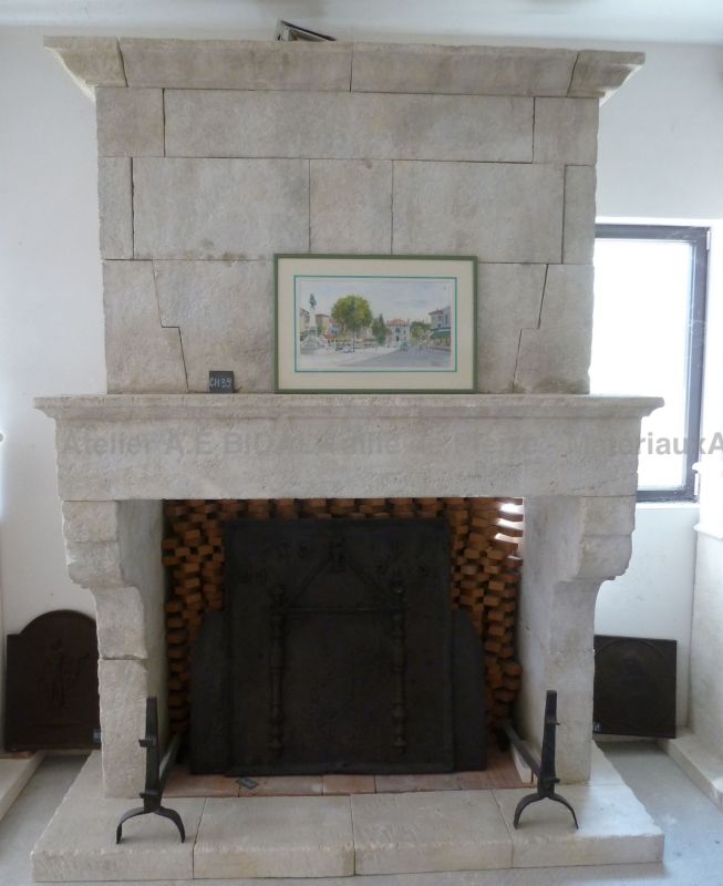 Old-fashioned fireplace, a very popular choice in Provence - Atelier Alain BIDAL (Provence)